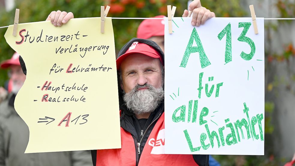A13 für alle Lehrer - das ist schon lange eine Forderung der Gewerkschaften. In Niedersachsen wird sie 2024 erfüllt. Foto: dpa/Arne Dedert