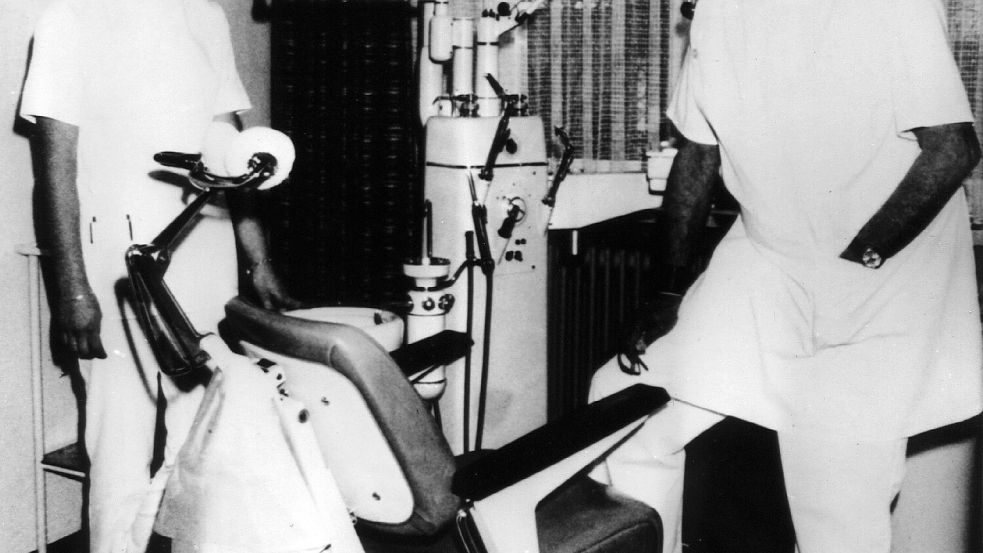 Die Zahnarzthelferin und der Zahnarzt in der spukenden Praxis. Was steckte hinter dem vermeintlichen Geist? Foto: dpa/Die Aktuelle