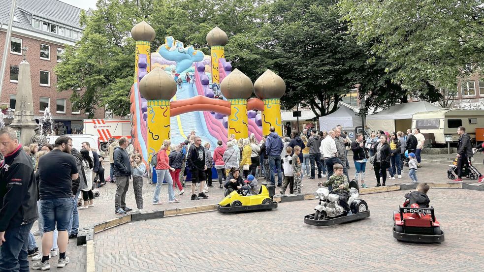 Ein besonderes Programm für Kinder im Stadtgarten gibt es häufiger – wie hier bei den Matjestagen in diesem Jahr. Beim Kinderfest am 31. August sind aber alle Spielaktivitäten kostenlos. Foto: Schuurman/Archiv