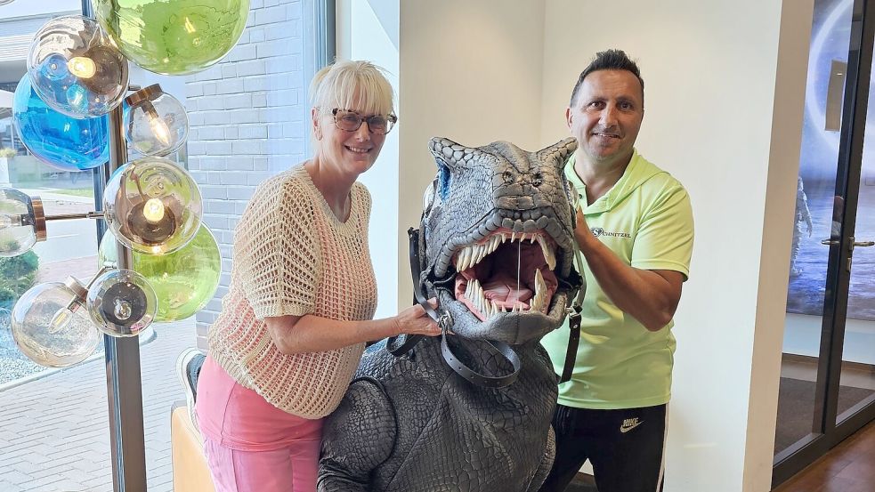 Steffi und Roland Bartsch treten mit "Anton der Saurier" beim Kinderfest in Emden auf. Es ist ihr erster Auftritt mit dem neuen Bühnenprogramm. Foto: Timo Hommers