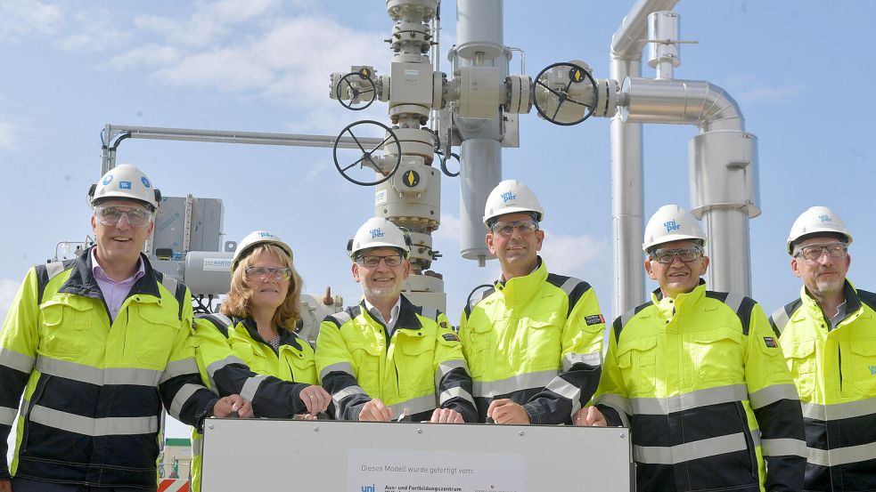 Holger Kreetz (Uniper, von links), Krummhörns Bürgermeisterin Hilke Looden, Michael Lewis (Uniper), Landrat Olaf Meinen und Frank Holschuhmacher (Uniper) bei der offiziellen Eröffnung der Speicheranlage in Upleward. Foto: Ortgies