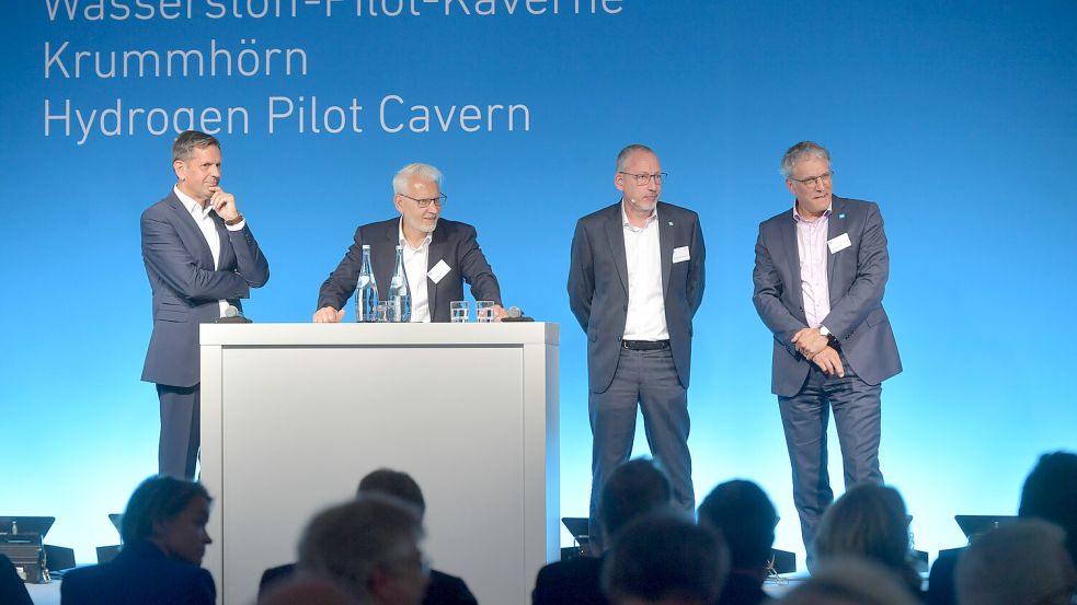 Nach den Redebeiträgen stellten sich der niedersächsische Wirtschaftsminister Olaf Lies (von links), Michael Lewis, Frank Holschuhmacher sowie Holger Kreetz von Uniper den Fragen der Gäste aus dem Publikum. Foto: Ortgies