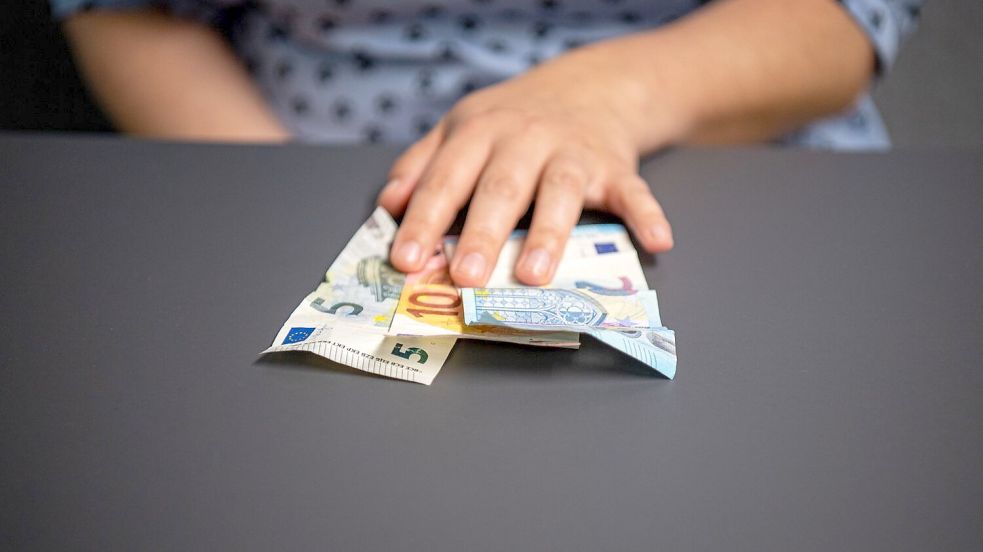 Das sogenannte Taschengeld für Asylbewerber soll künftig weitgehend abgeschafft und dafür als Guthaben auf eine Karte überwiesen werden. Foto: Bernd Diekjobst/dpa