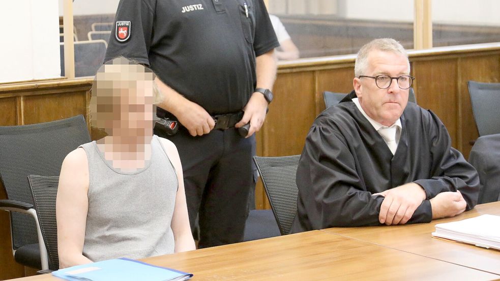 Der 38-Jährige am ersten Prozesstag in Aurich neben seinem Verteidiger Andreas Lauven.Foto: Romuald Banik