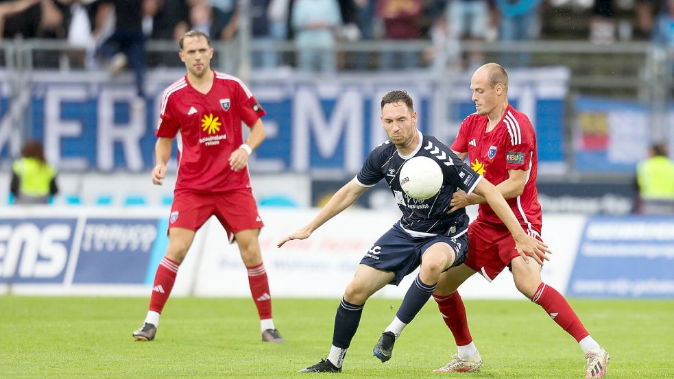 Der VfB Oldenburg verlor in der Liga und im Pokal beide Heimspiele gegen Kickers Emden (rechts Tim Dietrich). Foto: Doden/Emden