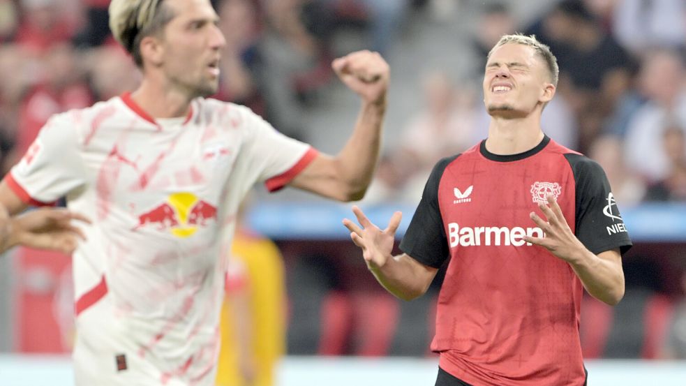 Bayer Leverkusen gegen RB Leipzig: Leverkusens Florian Wirtz (rechts) und Leipzigs Kevin Kampl fassen die Stimmungen am Ende des Spiels zusammen. Foto: dpa/Federico Gambarini