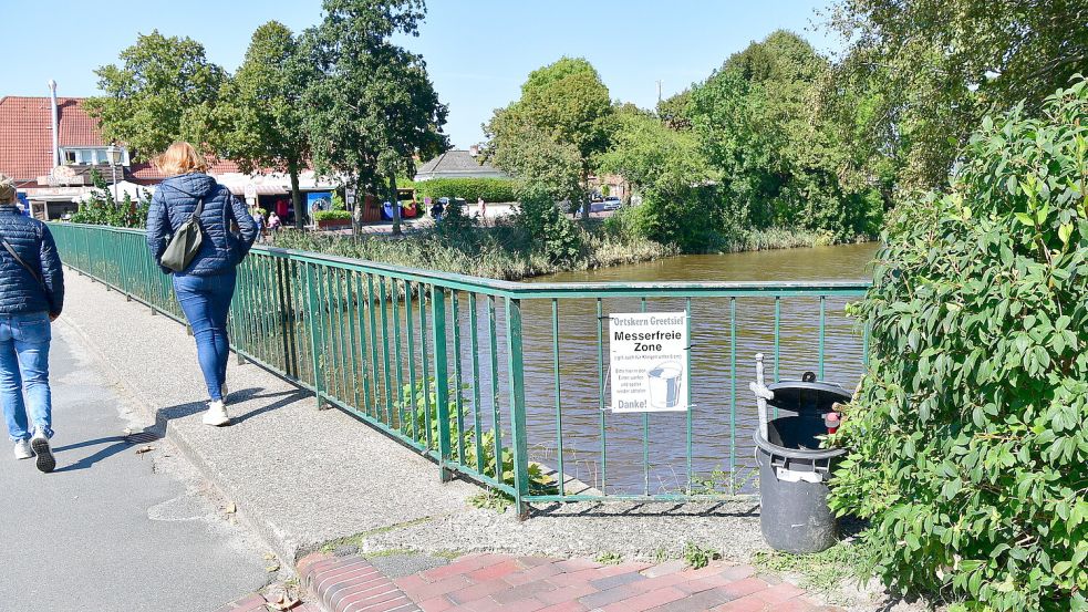 An dem Geländer der Hauptbrücke ins Greetsieler Fischerdorf ist neuerdings ein Schild befestigt. Darauf wird auf eine „messerfreie Zone“ hingewiesen. Fotos: Wagenaar