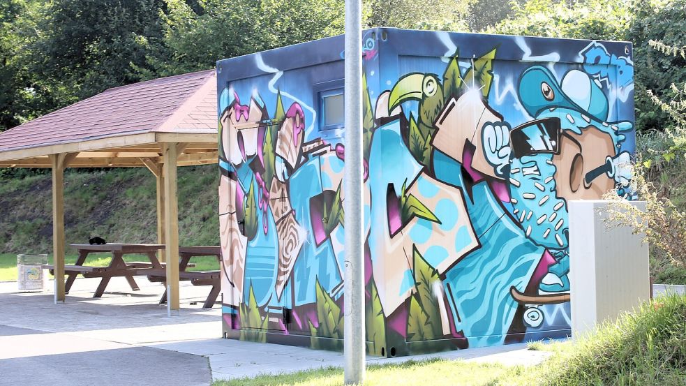 Für manche ist es nur ein Toilettenhäuschen, für Andreas Kutzner eine perfekte Fläche für seine Kunst. Foto: Böning