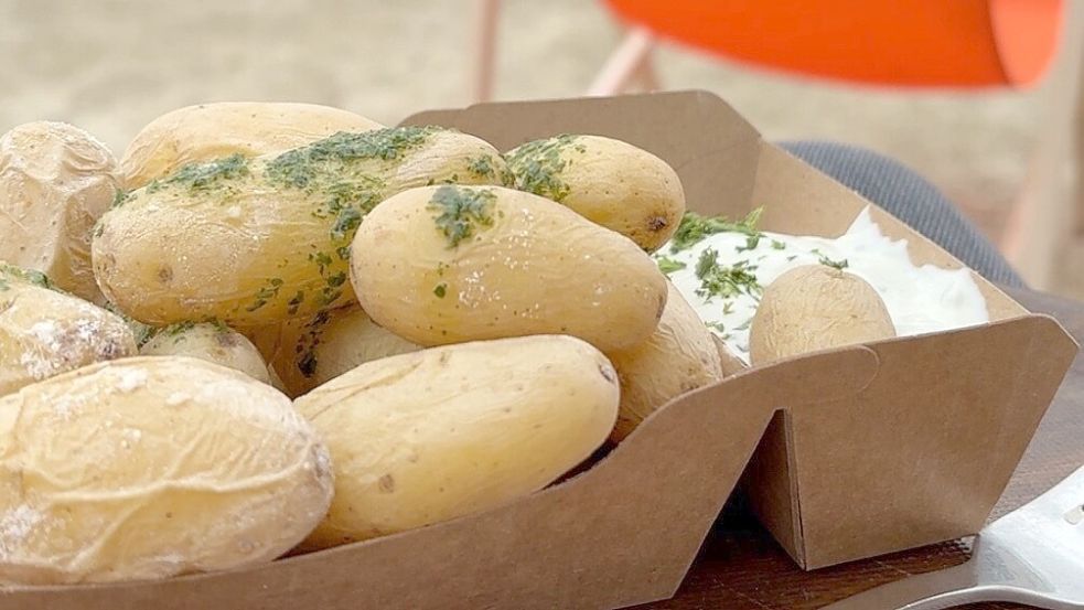 Tag 1: Kurz vor der Silent Disco auf den Borkumer Beach Days gab es noch eine kleine Stärkung im "StrandFlair". Borkumer Meersalz-Kartoffeln mit Dip. Foto: Pentzlin