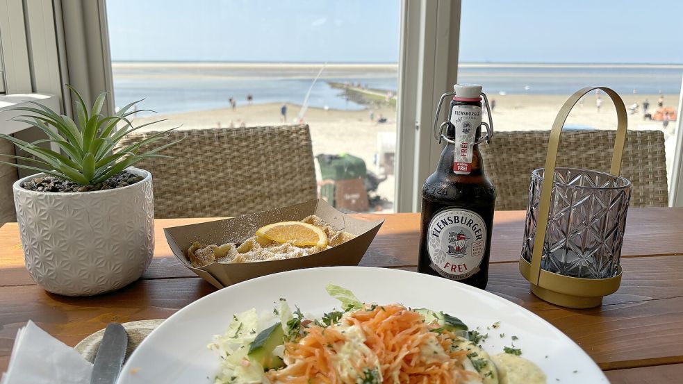 Tag 2: Mittagessen in „Hinni´s Strandoase“. Nach dem gemischten Salat gab es noch eine frisch gebackene Waffel mit Puderzucker. Foto: Pentzlin