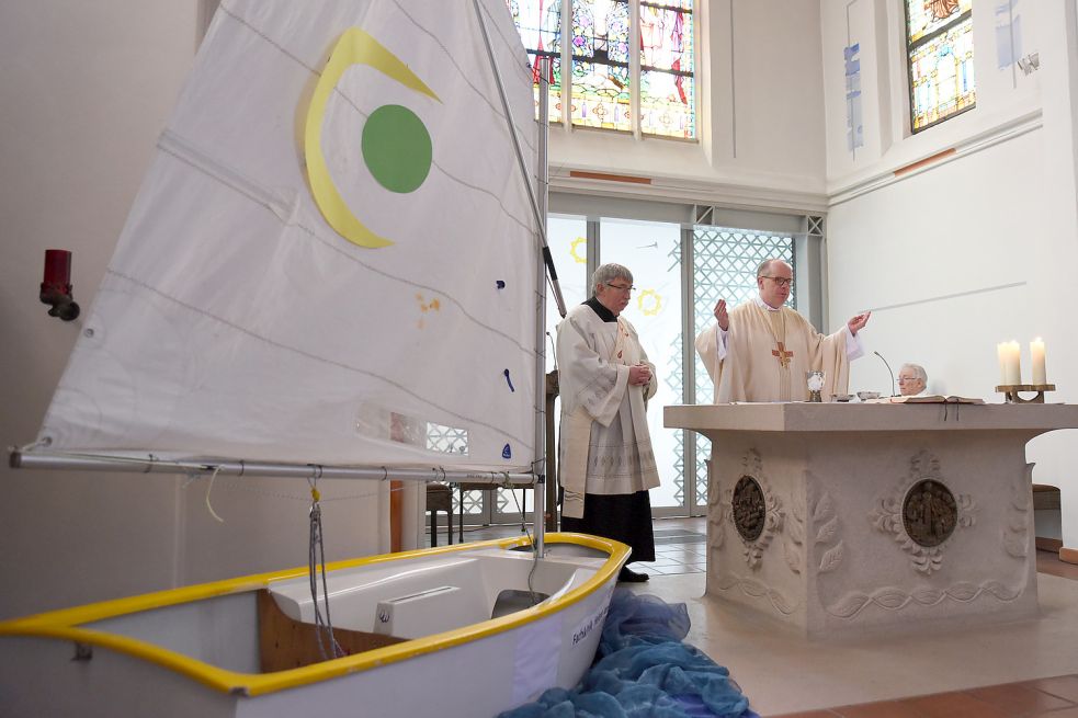 In der Kirche diente ein Boot vom Typ „Optimist“ als Symbol für die neu eingeweihte Fachklinik.
