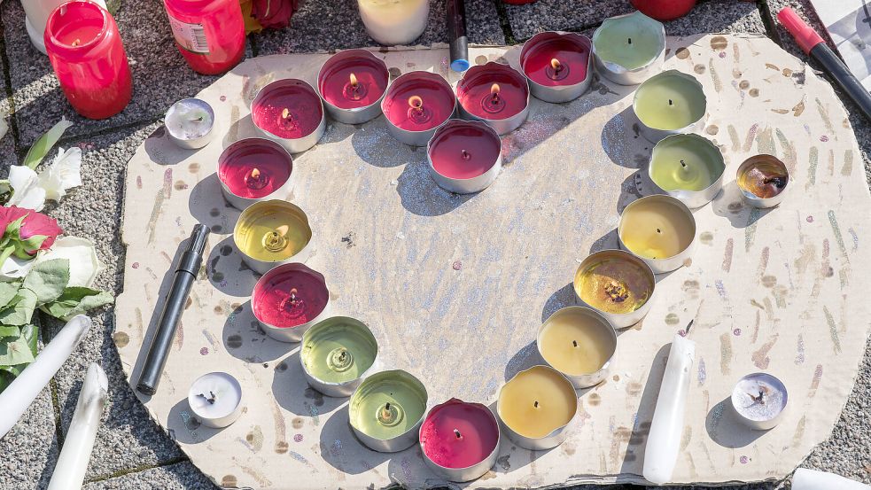 Wer einen geliebten Menschen verliert, trauert. Wie lange und wie intensiv, ist ganz individuell. Foto: IMAGO/Guido Schiefer
