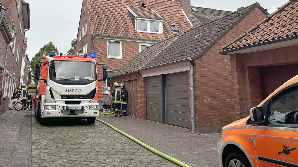 Die Feuerwehr ist aktuell in der Pelzerstraße in Emden im Einsatz. Fotos: Groenendaal