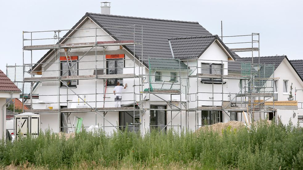 In der Krummhörn stehen aktuell 38 gemeindeeigene Grundstücke zum Verkauf, auf die man sich ab jetzt ganzjährig bewerben kann. Symbolfoto: Bernd Wüstneck/dpa