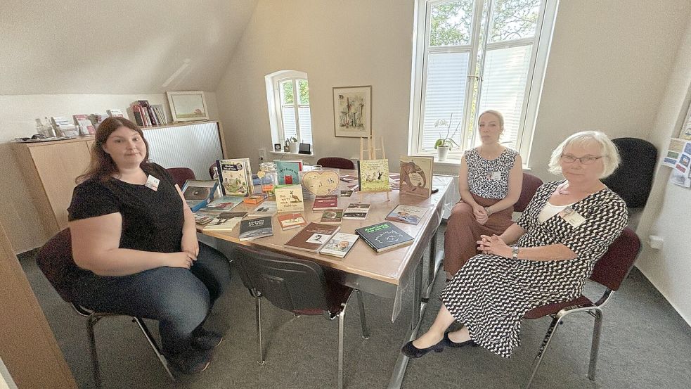 Silke Voss (von links), Janina Speiser und Erika Winter stellten beim Tag der offenen Tür die Kindertrauerarbeit vor. Foto: Karin Böhmer