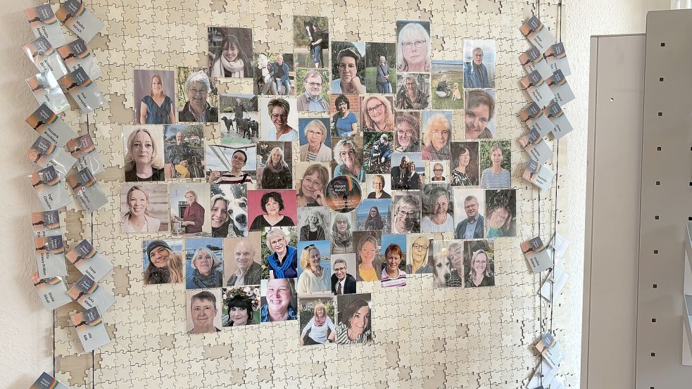Der Hospizverein verfügt über 72 ehrenamtliche Mitarbeiter, die sich in der Sterbebegleitung oder der Trauerarbeit auskennen. Viele von ihnen sind auf einer Wand im Flur zu sehen. Foto: Karin Böhmer