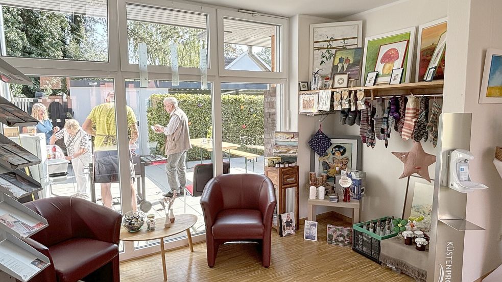 Zum Tag der offenen Tür gab es ein Gewinnspiel, dessen Erlös der Vereinsarbeit zugutekommt. Außerdem hatten die Vereinsmitglieder den Grill angeschmissen und Salat und Kuchen gespendet. Foto: Karin Böhmer