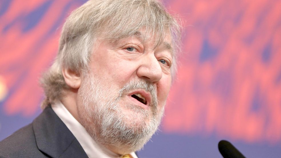 Stephen Fry spielt in „Treasure“ einen jüdischen Auschwitz-Überlebenden. Bei der Berlinale hat er den Film vorgestellt. Foto: IMAGO/dts Nachrichtenagentur