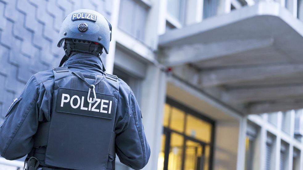 Ein Spezialeinsatzkommando war eineinhalb Stunden lang vor dem Haus in Selm postiert, in dem der 96-Jährige auf seine Tochter geschossen hatte. Foto: dpa/Christoph Reichwein