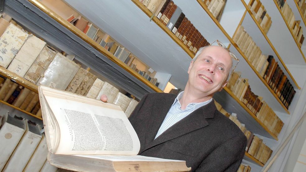 Er rettete kostbare Bücher aus den Flammen: Bibliotheksdirektor Michael Knoche. Foto: imago/epd