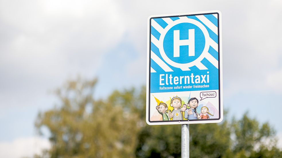 Ein Schild mit der Aufschrift „Elterntaxi" steht an einer Grundschule Foto: Matthey/dpa