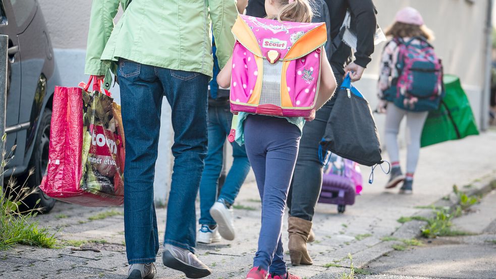 Eltern sollten mit ihren Kindern den Schulweg üben. Foto: Rumpenhorst/dpa