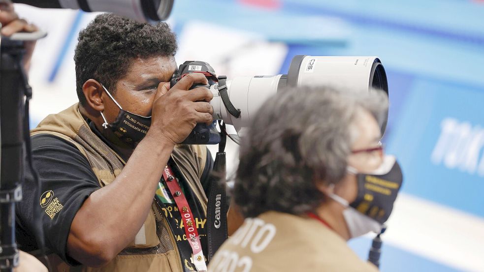 „Zum Fotografieren muss ich nicht sehen, ich habe die Augen des Herzens“, sagt João Maia. Foto: IMAGO/Kyodo News