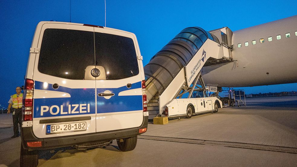 Nicht jeder angesetzte Abschiebeflug hebt am Ende auch ab. Foto: Kappeler/DPA