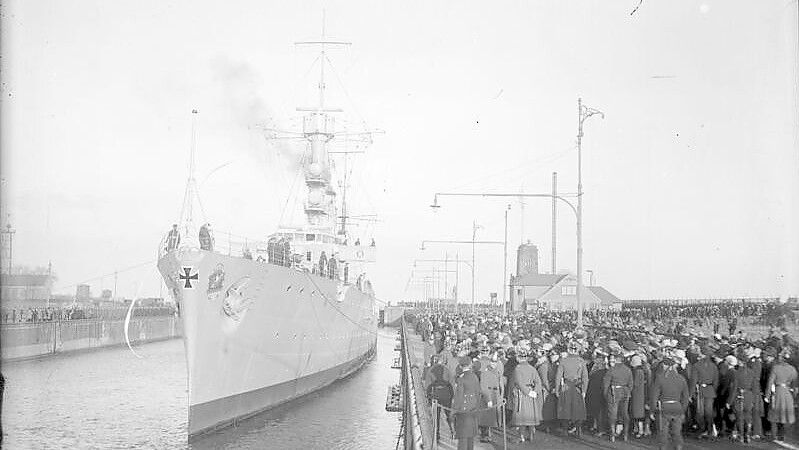 Der Kreuzer „Emden“ in Wilhelmshaven. Foto: Bundesarchiv