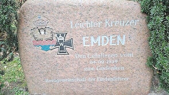 Der Stein zum Gedenken der Gefallenen vom 4. September 1939 steht in Wilhelmshaven auf dem Ehrenfriedhof. Foto: Bretschneider