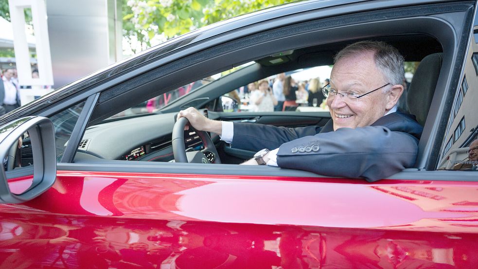 Niedersachsens Ministerpräsident Stephan Weil sitzt in einem Elektroauto von VW, fährt privat aber einen alten Golf. Foto: Christophe Gateau/dpa