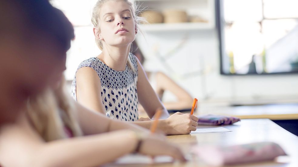 Anders als in der Schule ist das Abgucken in der Politik erlaubt – und dringend nötig. Foto: IMAGO / Westend61
