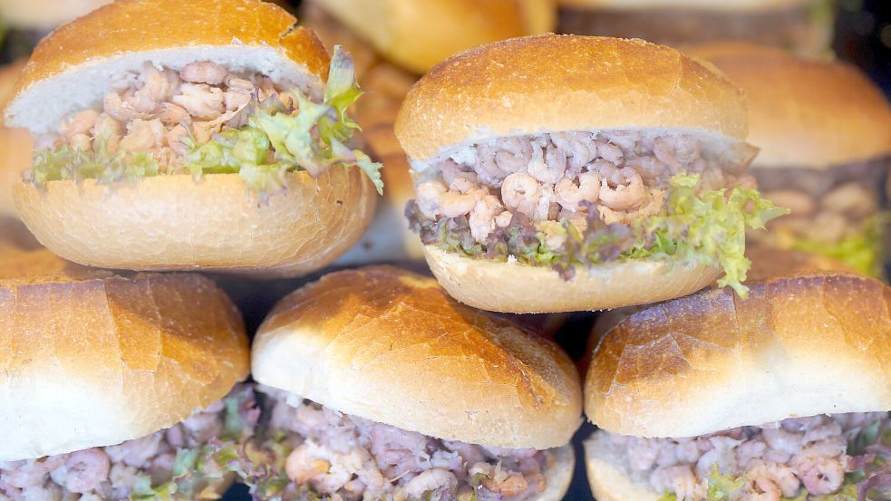 Die Preise für Krabbenbrötchen dürften wieder sinken. Foto: Brandt/dpa