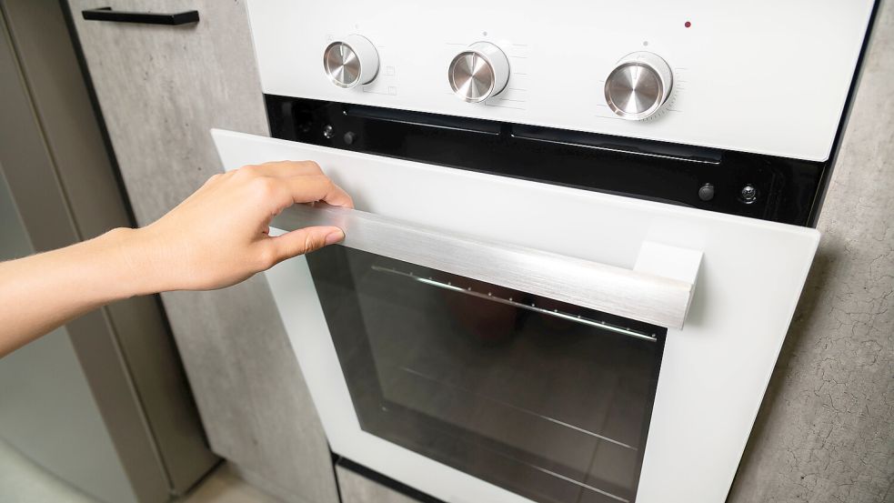 Sollte man die Ofentür nach dem Backen geschlossen lassen oder öffnen? Foto: IMAGO / Zoonar