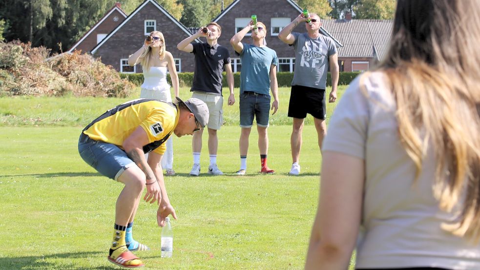 Die Mannschaft, die das Bier als erste geleert hat, ist Sieger. Sobald die Flasche in der Mitte wieder steht und der Aufsteller der anderen Mannschaft wieder hinter der Linie ankommt, ist Schluss mit Trinken. Foto: Böning