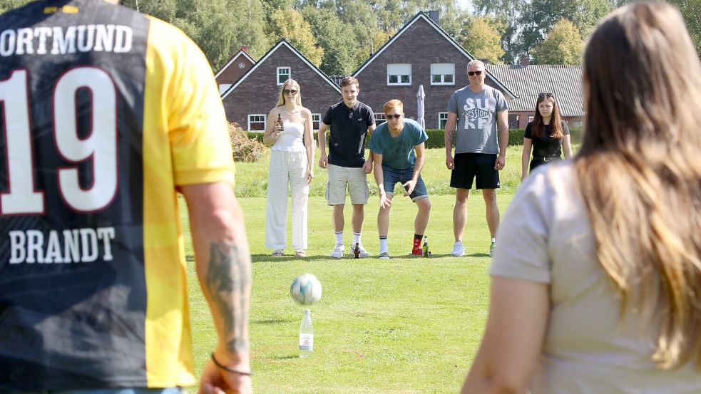 Ziel ist es, die Flasche in der Mitte mit einem Fußball abzuwerfen. Fällt sie um, darf die Mannschaft trinken. Foto: Böning