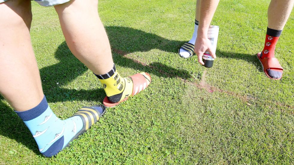 Das zwölf Meter lange Feld wird professionell nach Schrittlängen ausgemessen und für die zwei Teams markiert. Foto: Böning