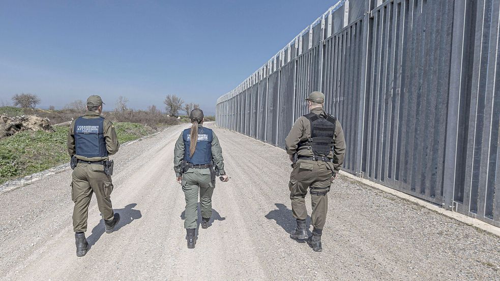 Patrouille an der EU-Außengrenze zur Türkei: Griechische Beamte im Einsatz für Frontex. Seit Jahren wird die Grenzsicherung mit Zäunen und technischer Überwachung immer weiter verstärkt. Foto: IMAGO/Nicolas Economou