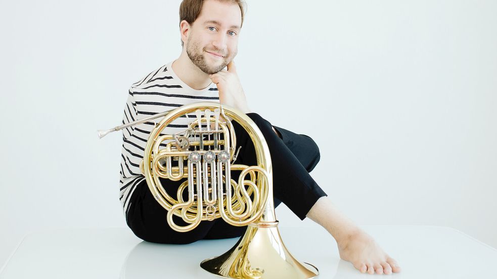 Felix Klieser ist ein besonderer Musiker: Er wurde ohne Arme geboren, sein Instrument, das Horn, spielt er daher mit den Füßen. Foto: Julia Wesely