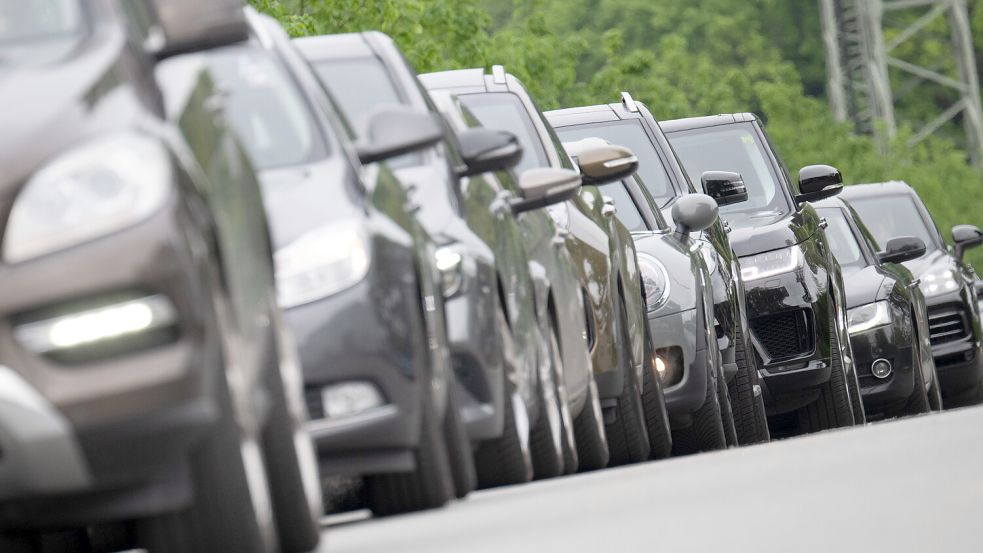 Autos, mit denen gerade Kinder zu einer Schule gebracht wurden, stauen sich auf einer Straße. Die sogenannten Elterntaxis sind seit Jahren ein umstrittenes Thema. Symbolfoto: Gollnow/dpa