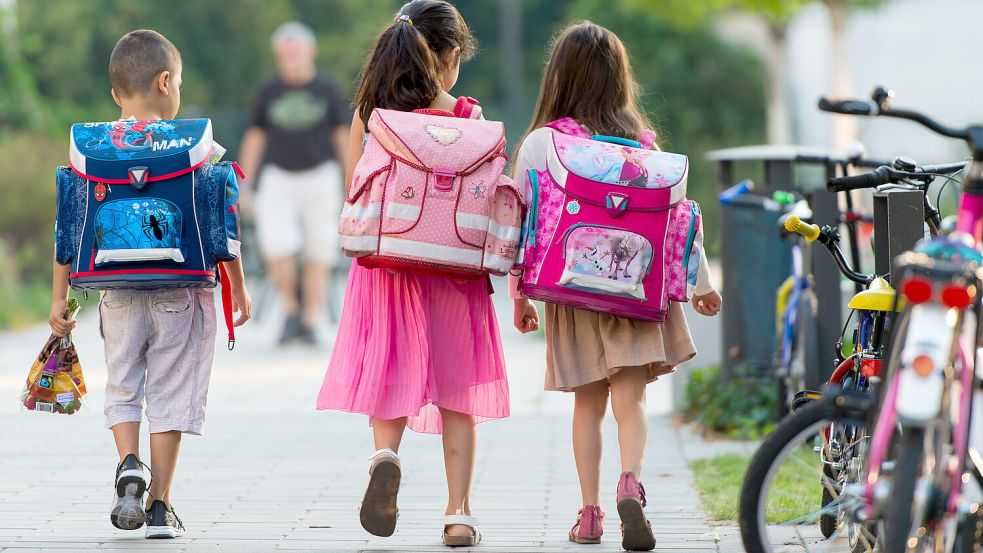 Manche finden, es ist gut, wenn Kinder den Weg zur Schule allein schaffen können. Symbolfoto: Skolimowska/dpa