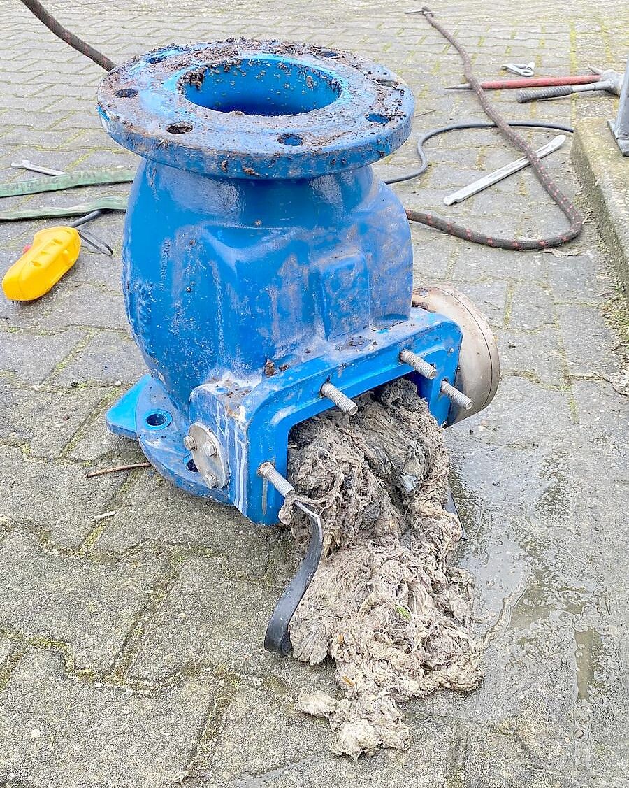 Auch die Rückschlagklappe am Zugang zur Kläranlage haben die Fasern von Feuchttüchern schon lahmgelegt. Foto: Saathoff
