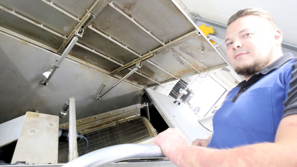 Derrick Saathoff am Rechen. Hier wird aus dem Schmutzwasser alles gefischt, was nicht reingehört. Es muss teuer entsorgt werden. Foto: Böning