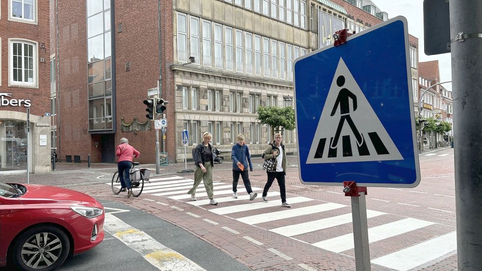 Die Verkehrsführung auf der Neutorstraße zwischen Agterum und Rathausvorplatz ist noch provisorisch. Die Emder Politik meint, so wie es jetzt ist, führe das zu gefährlichen Situationen. Foto: Schuurman/Archiv