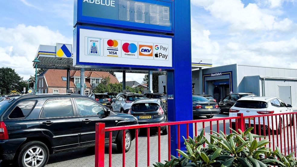 Ansturm bei einer Tankstelle in Bunde. Foto: Vogt