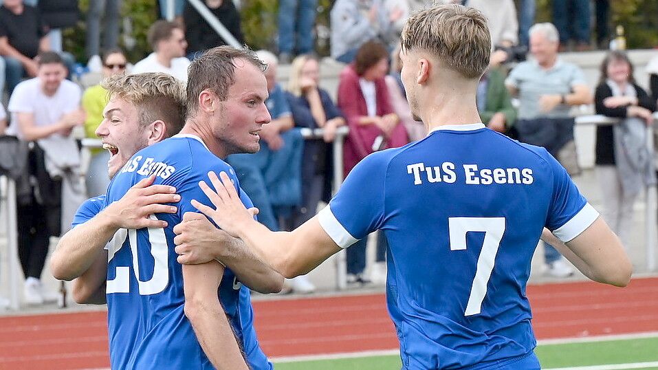 Manuel Meints (Zweiter von rechts) erzielte am Sonntag zwei Tore gegen Aurich – und wurde entsprechend von den Esenser Teamkollegen beglückwünscht. Foto: Steenhoff