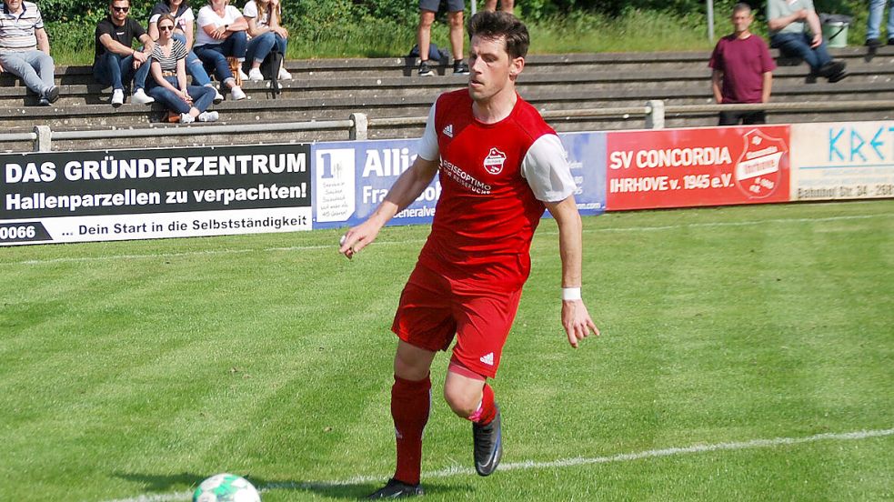 Ihrhove (am Ball Benjamin Lünemann) tritt bei Germania Wiesmoor an. Foto: Reemts