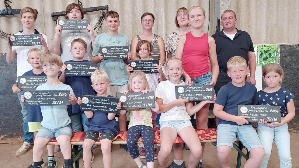 Die jungen Kaninchenzüchter sind stolz auf ihre Erfolge und Titel. Mit ihnen freuen sich die Kreisjugendleiter Melanie und Jann Westermann sowie Wilma Prins. Foto: privat
