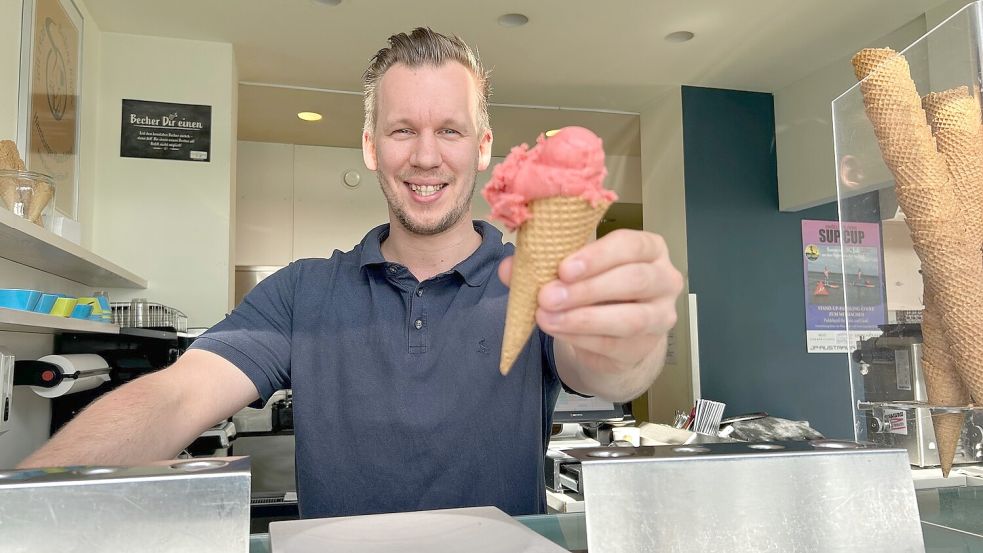 2,20 Euro die Kugel reicht Jan Behrend über den Tresen - es geht nicht anders, sagt der Eisspezialist. Foto: Susan Müller-Paulsen