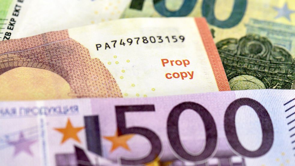 Wenn Hinweise wie „MovieMoney“ oder „Prop copy“ auf dem Schein zu lesen sind, ist es offensichtlich Falschgeld. Foto: Roessler/DPA